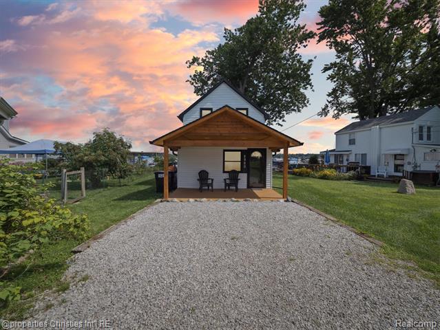front view picture of 8980 Dexter Pinckney Road, Pinckney, MI. 48169