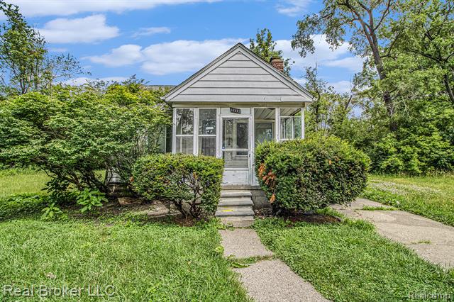 front view picture of 13576 Warwick Street, Detroit, MI. 48223
