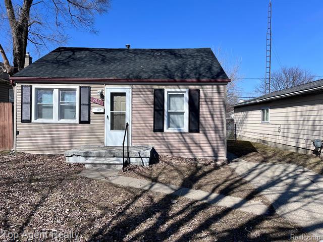front view picture of 7511 Orchard Avenue, Warren, MI. 48091