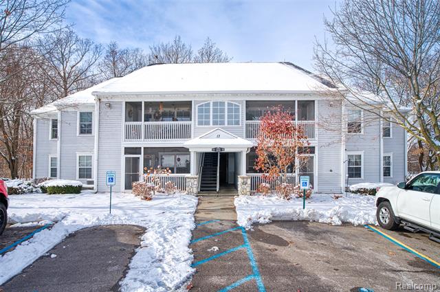 front view picture of 12274 Saint Andrews Way, Fenton, MI. 48430