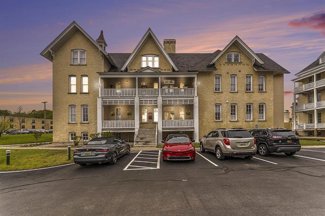 front view picture of 810 Cottageview Drive, Traverse City, MI. 49684