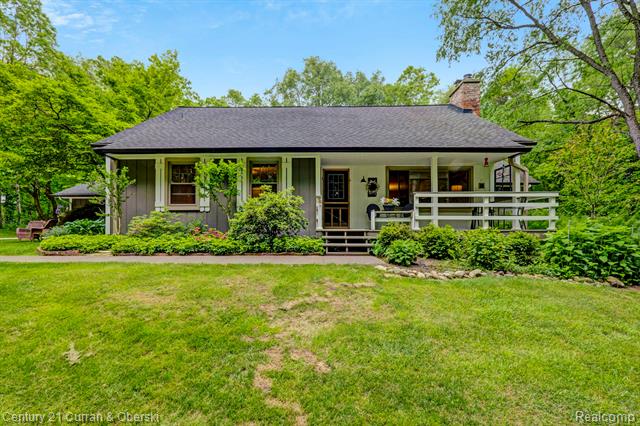 front view picture of 2886 Lorien Dr, Milford, MI. 48381