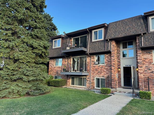 front view picture of 104 Riviera, Saint Clair Shores, MI. 48080