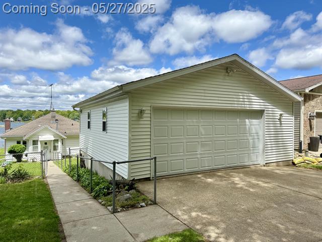 front view picture of 1615 S Crooked Lake Drive, Kalamazoo, MI. 49009