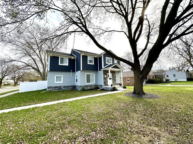 front view picture of 2105 W 14 Mile Road, Royal Oak, MI. 48073
