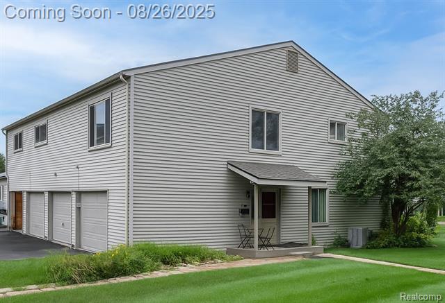 front view picture of 12260 Woodside Drive, Grand Blanc, MI. 48439
