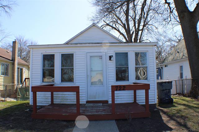 front view picture of 722 Bay, Bay City, MI. 48706