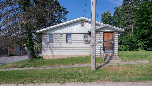 front view picture of 315 River Street, Buchanan, MI. 49107