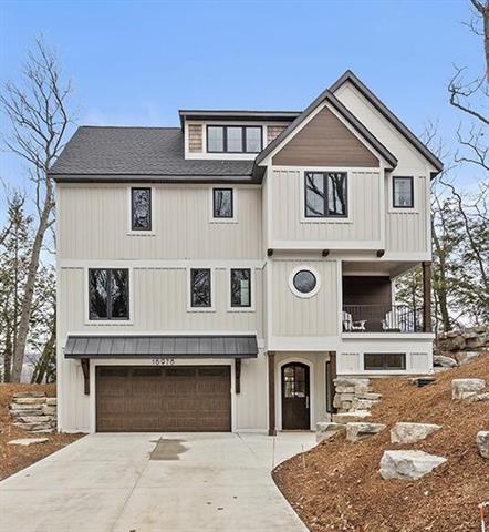 front view picture of 16976 Lake Avenue, West Olive, MI. 49460