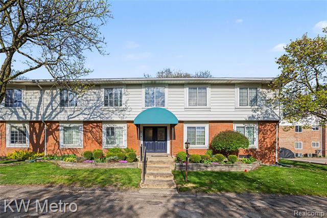 front view picture of 2471 Mulberry Square, Bloomfield Hills, MI. 48302