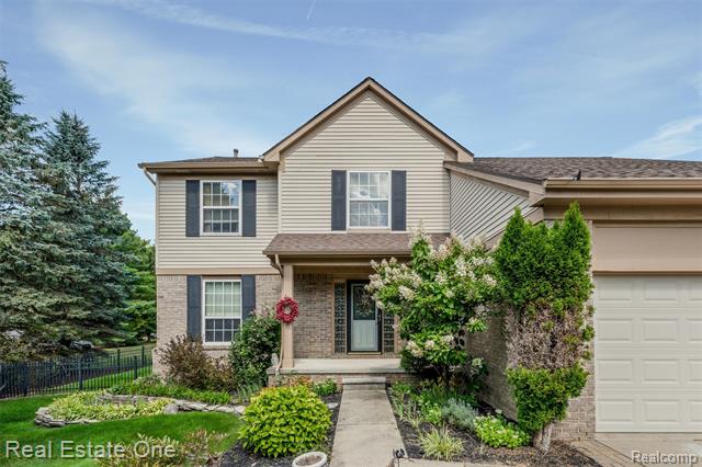 front view picture of 1083 Pheasant Run West Dr, Wixom, MI. 48393
