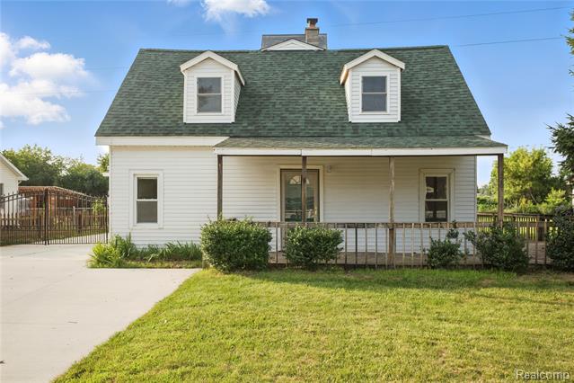 front view picture of 420 Wellsboro St, Walled Lake, MI. 48390