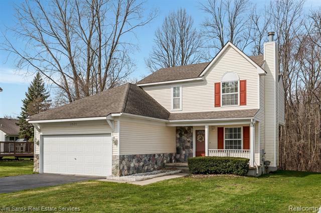 front view picture of 1025 Yorick Path, Wixom, MI. 48393