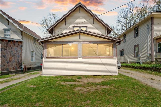 front view picture of 212 Goguac Street W, Battle Creek, MI. 49015