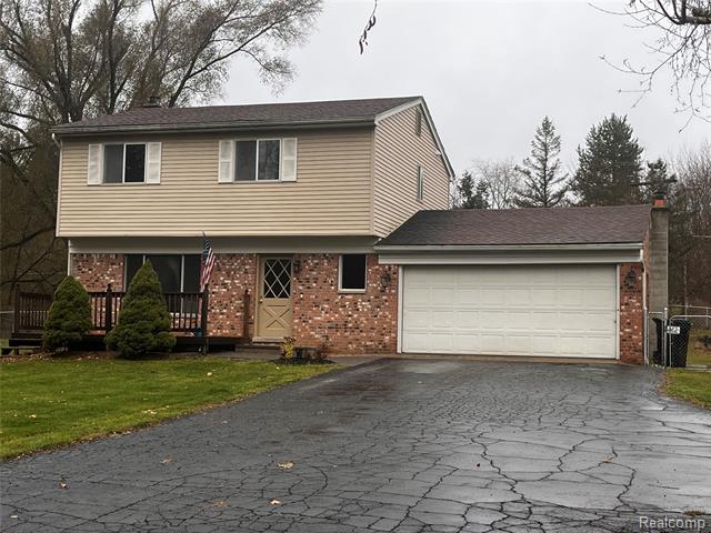 front view picture of 11048 Silver Drive, Whitmore Lake, MI. 48189