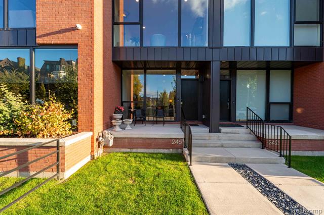 front view picture of 246 Edmund Place, Detroit, MI. 48201