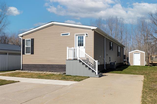 front view picture of 1149 Maple Leaf Court, Charlotte, MI. 48813