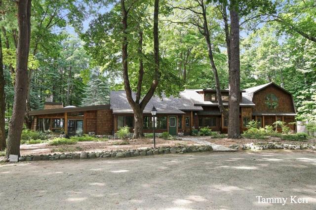 front view picture of 2450 Lakeshore Drive, Fennville, MI. 49408