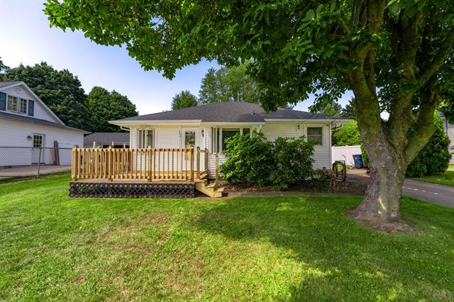 front view picture of 747 Chippewa Street, Buchanan, MI. 49107