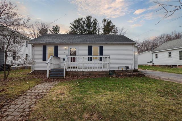 front view picture of 212 S Delaware, Saint Louis, MI. 48880