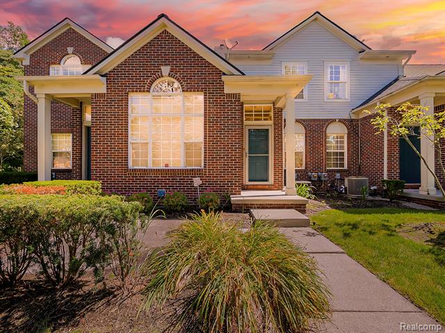 front view picture of 18101 Adri Cir, Walled Lake, MI. 48390