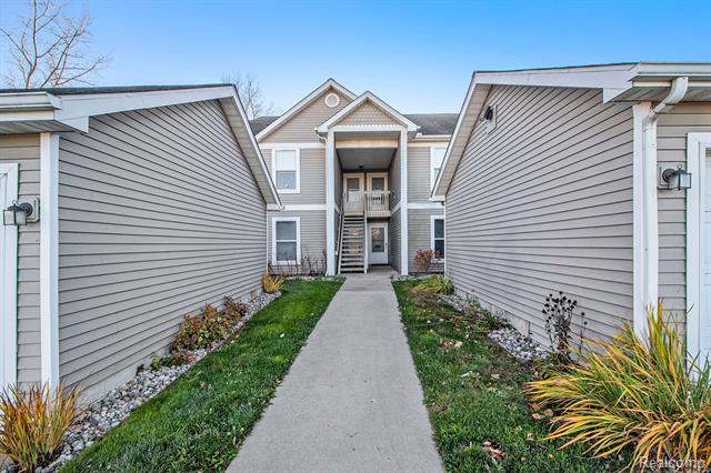 front view picture of 1449 Heatherwood Lane, Ann Arbor, MI. 48108
