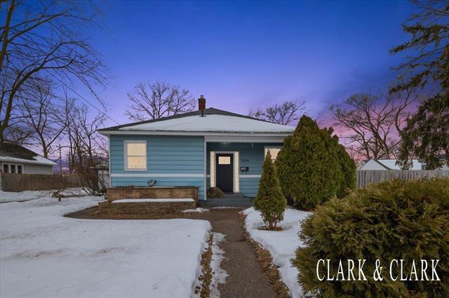 front view picture of 1719 Huizenga Street, Muskegon, MI. 49442