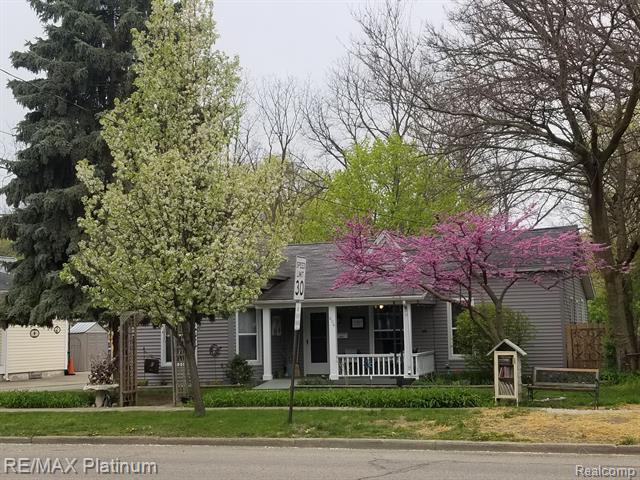 front view picture of 604 S Leroy Street, Fenton, MI. 48430