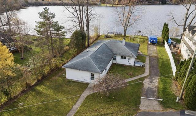 front view picture of 10922 Bob White Beach Boulevard, Whitmore Lake, MI. 48189