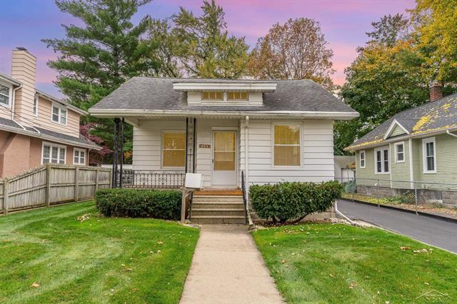 front view picture of 2108 Mckinley, Bay City, MI. 48708