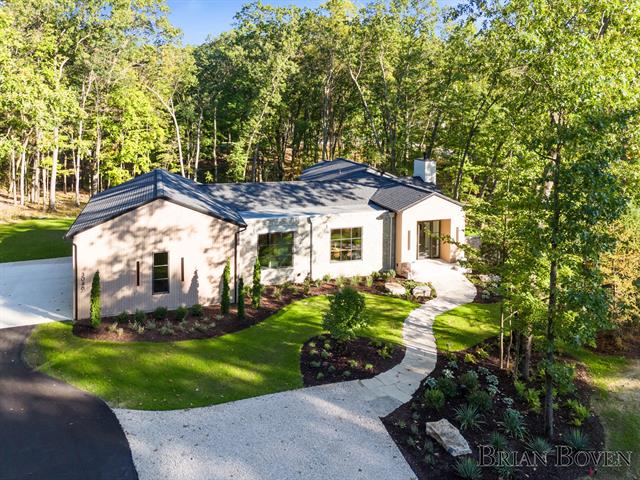 front view picture of 3046 W Locust Lane Se, Ada, MI. 49301