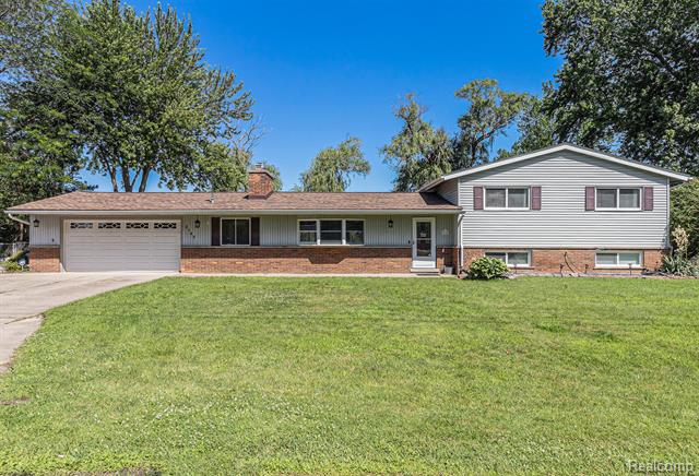 front view picture of 2145 Helmsford Dr, Walled Lake, MI. 48390
