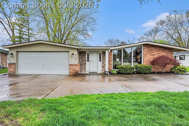 front view picture of 2159 Helmsford Dr, Walled Lake, MI. 48390