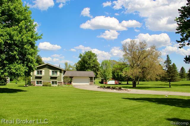 front view picture of 2525 Childs Lake Rd, Milford, MI. 48381