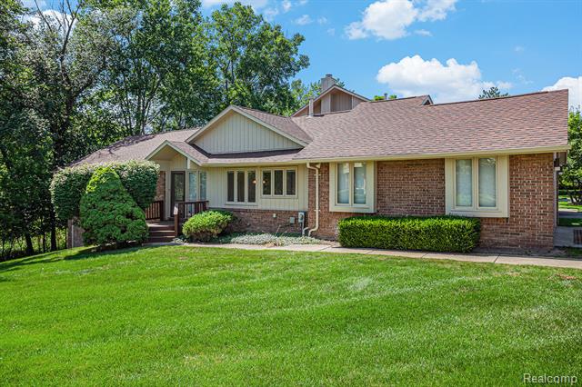front view picture of 5503 Walnut Cir W, West Bloomfield, MI. 48322