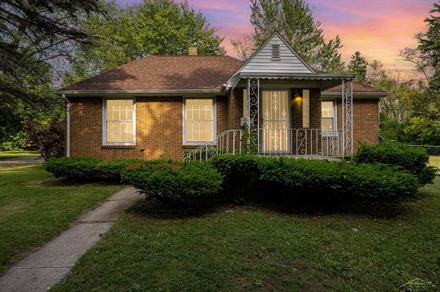 front view picture of 2300 Thatcher, Saginaw, MI. 48601