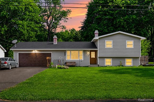 front view picture of 413 Alvena Avenue, Battle Creek, MI. 49017