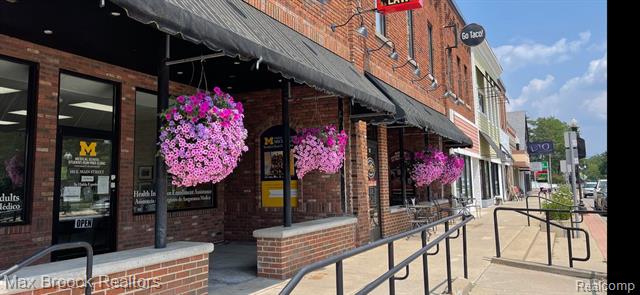front view picture of 105 E Main Street, Pinckney, MI. 48169