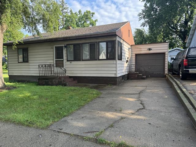front view picture of 938 W Southern Avenue, Muskegon, MI. 49441
