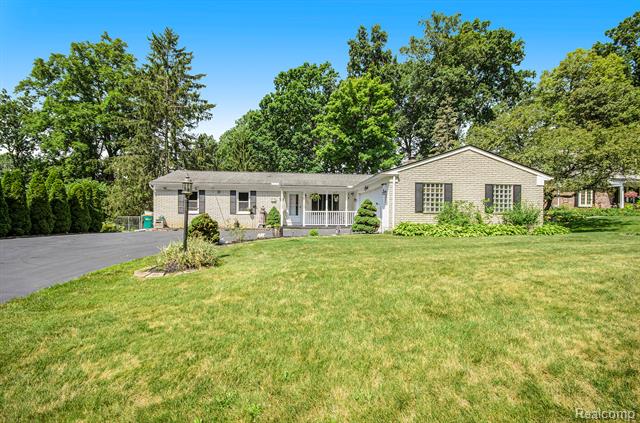 front view picture of 3172 Branch Ct, Wixom, MI. 48393