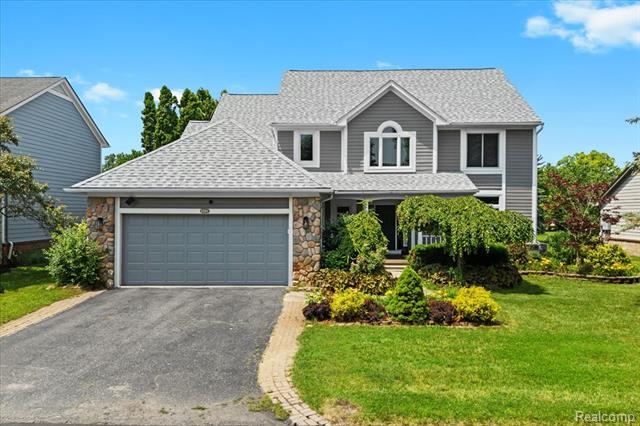 front view picture of 2304 Carriage Way, Milford, MI. 48381