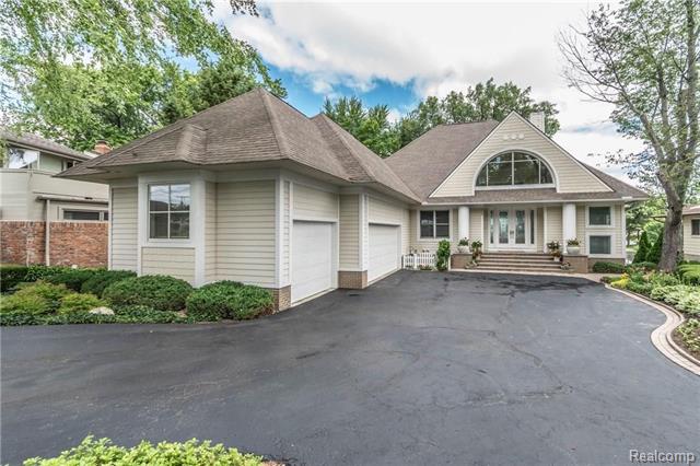 front view picture of 826 Wolverine Dr, Walled Lake, MI. 48390