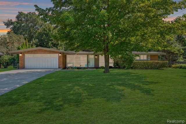 front view picture of 2068 Glencove Rd, Walled Lake, MI. 48390