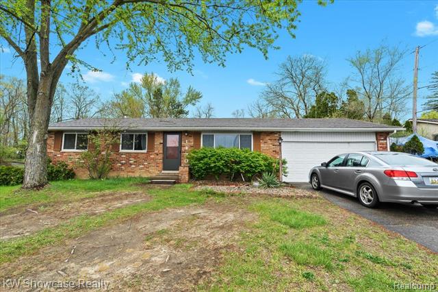 front view picture of 1420 Delmonte St, Walled Lake, MI. 48390
