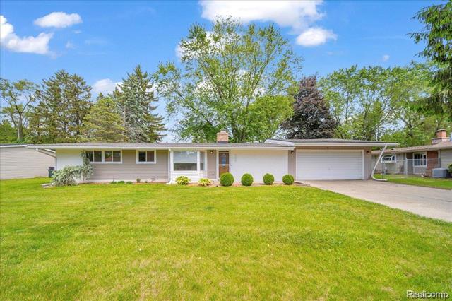 front view picture of 2098 Helmsford Dr, Walled Lake, MI. 48390