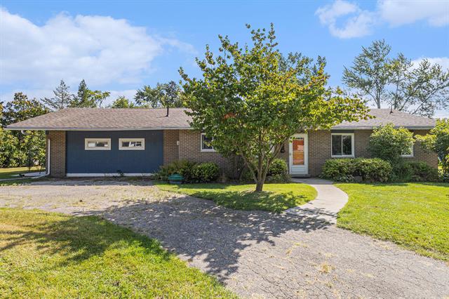 front view picture of 2160 Newport Ct, Walled Lake, MI. 48390