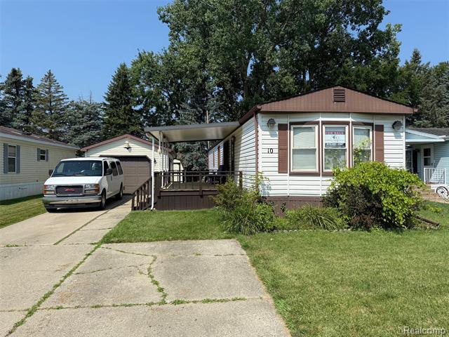 front view picture of 10 Bellwood Drive, Swartz Creek, MI. 48473