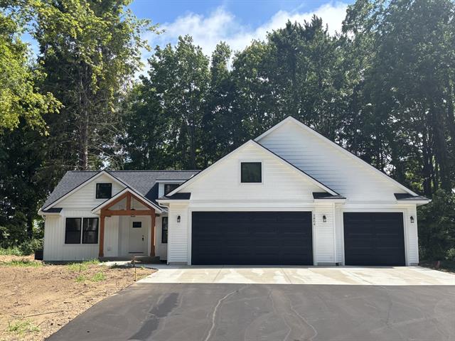 front view picture of 5804 Hunter's Ridge, Fennville, MI. 49408