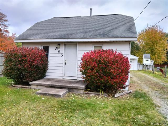 front view picture of 595 S River Road, Saginaw, MI. 48609