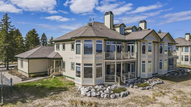 front view picture of 332 Lakeshore, Manistee, MI. 49660